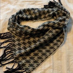Black and white houndstooth scarf